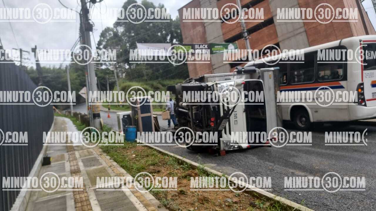 ¡Qué dolor! Camión lleno de electrodomésticos nuevos se volcó en la loma de San José, en Sabaneta