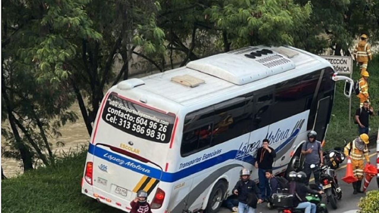 Tragedia en la Autopista Sur: mujer falleció cerca a Ayurá tras ser atropellada por un bus