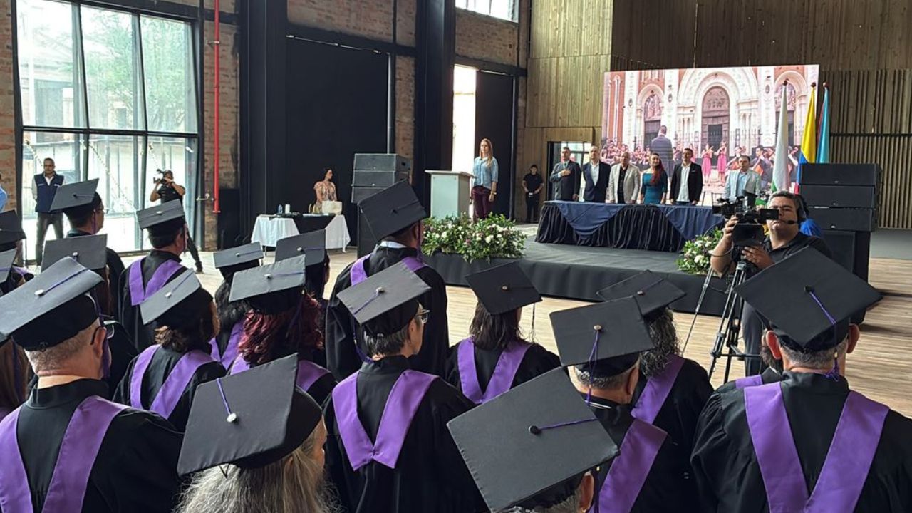 Los adultos mayores dan ejemplo en Bello: 45 terminaron la primaria y ahora van por el bachillerato