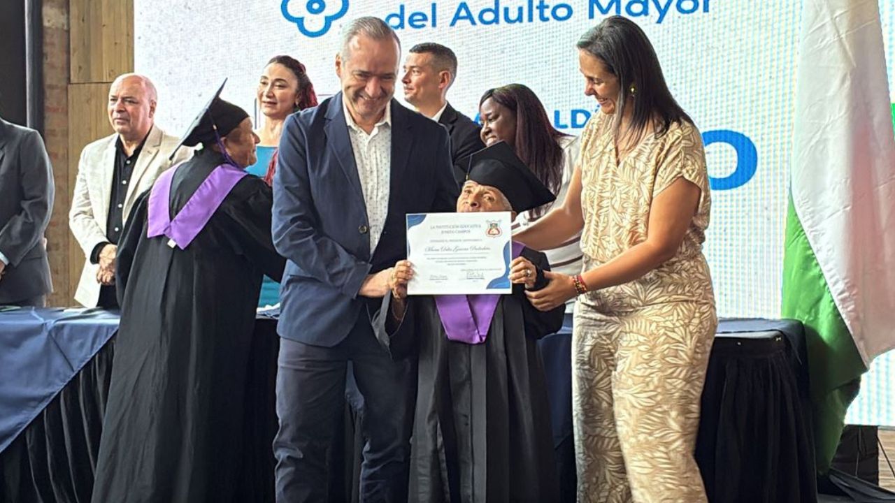 Los adultos mayores dan ejemplo en Bello: 45 terminaron la primaria y ahora van por el bachillerato