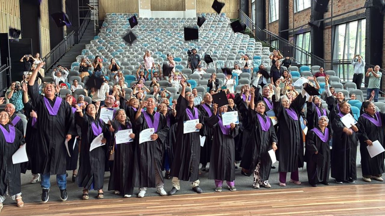 Los adultos mayores dan ejemplo en Bello: 45 terminaron la primaria y ahora van por el bachillerato