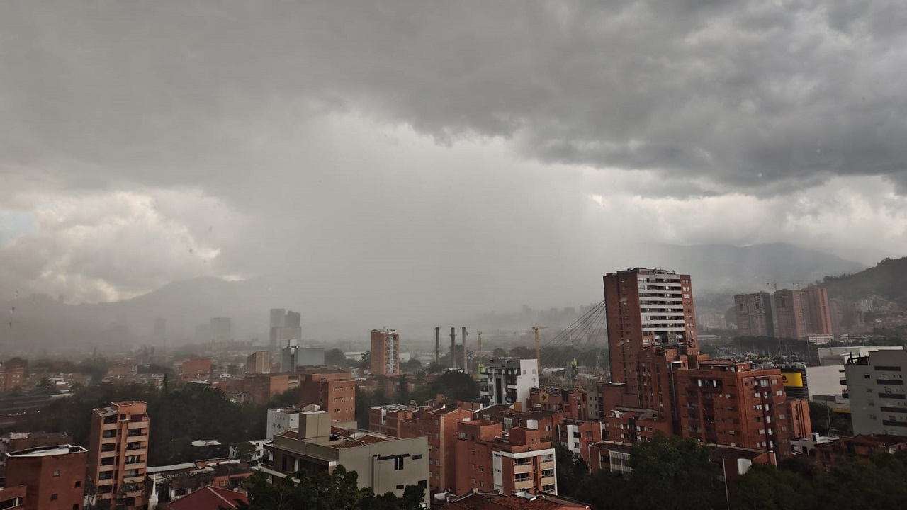 Saque la olla pa' que haga raspao: está cayendo granizo al sur del Valle de Aburrá y hay tremendo aguacero