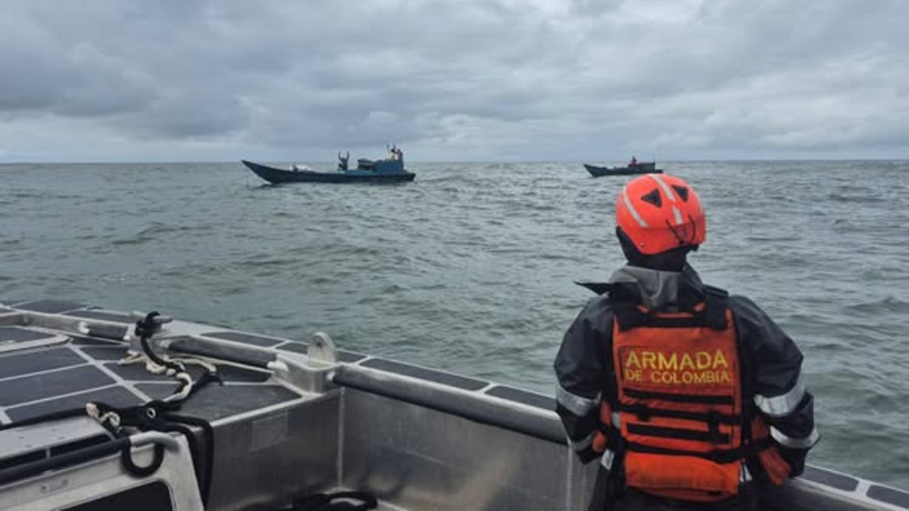 ¡Varados por gasolina en la mitad del mar! Con «señales de humo» tuvieron que llamar a la Armada