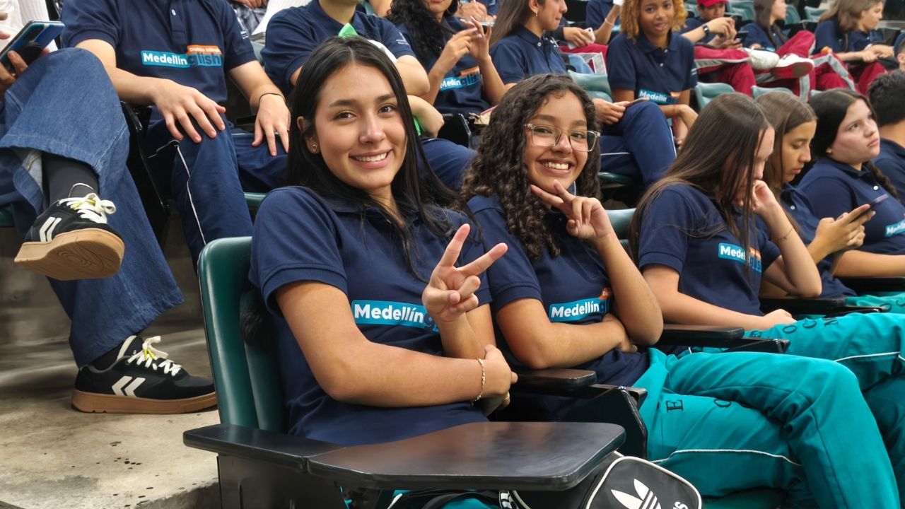 Medellín forma 420 estudiantes en bilingüismo y creación audiovisual