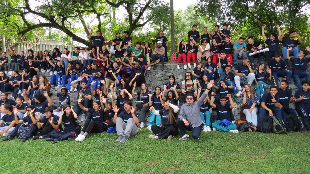 Medellín forma 420 estudiantes en bilingüismo y creación audiovisual