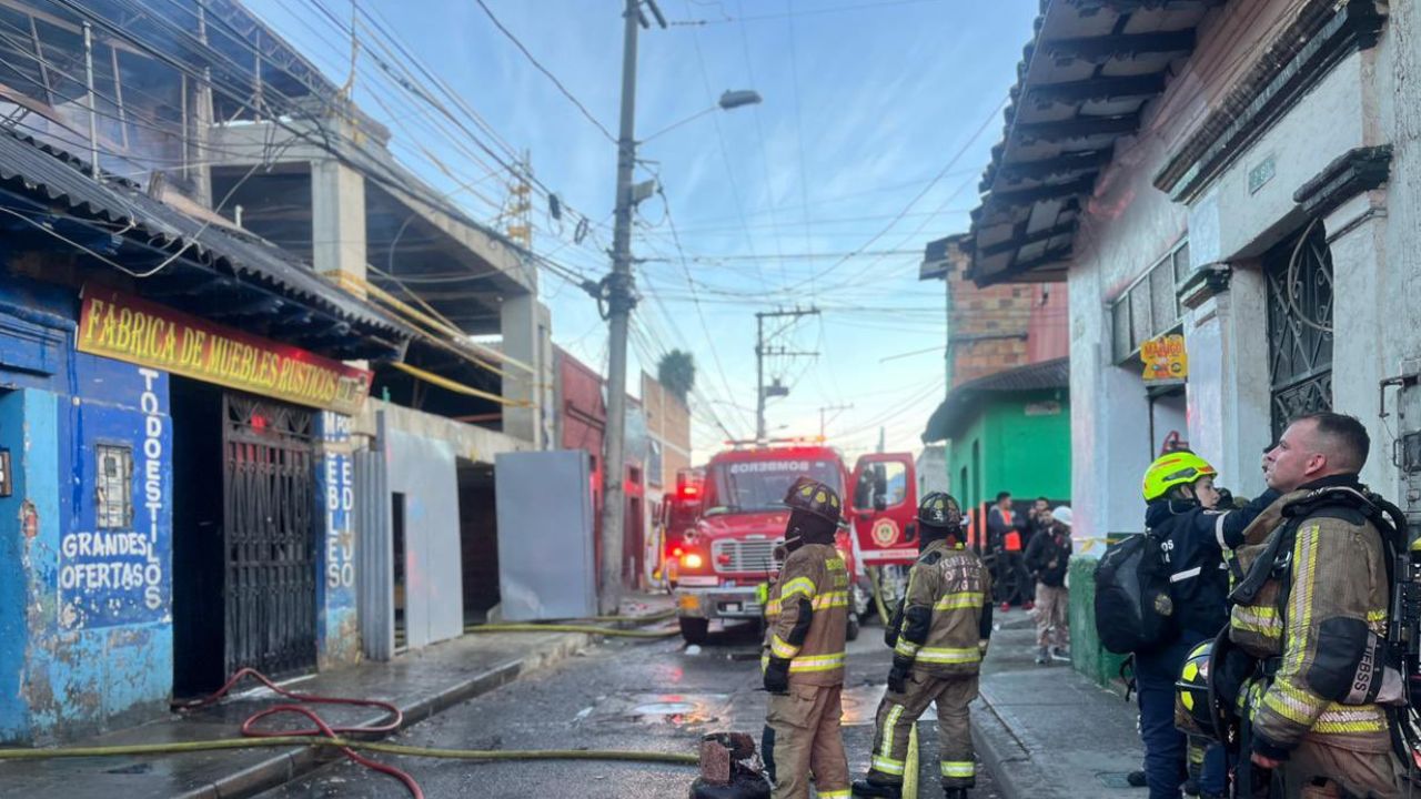 ¡Bogotá amaneció en llamas! Fuerte incendio en el centro obligó una evacuación