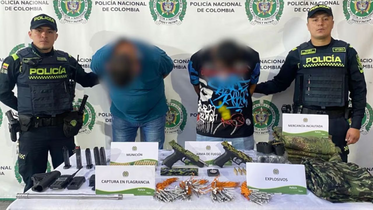 Incautan camioneta cargada con material de guerra, uniformes militares y explosivos en Bogotá