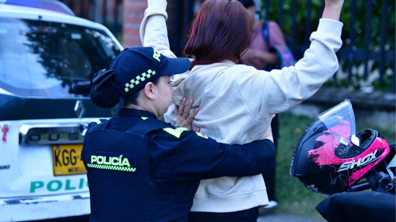 Uno tenía brazalete judicial y otro acabó herido a balazos