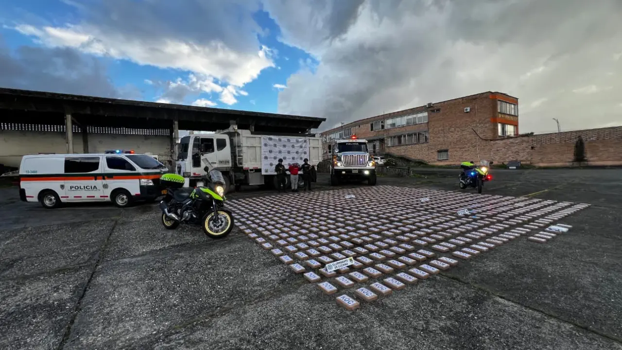 Volqueta 'fantasma' cae en Cauca con cargamento de 776 kilos de cocaína