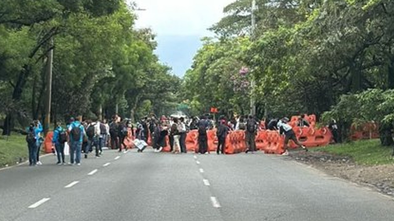Caos vial en Medellín por bloqueos en la Avenida Regional y Calle Barranquilla