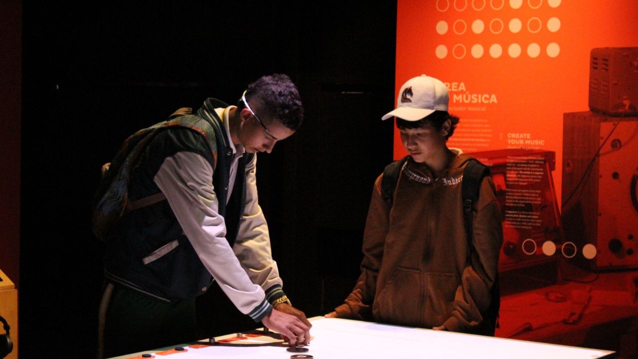 Escuelas inteligentes con ciencia y tecnología ya impactan a más de 7 mil estudiantes en Medellín