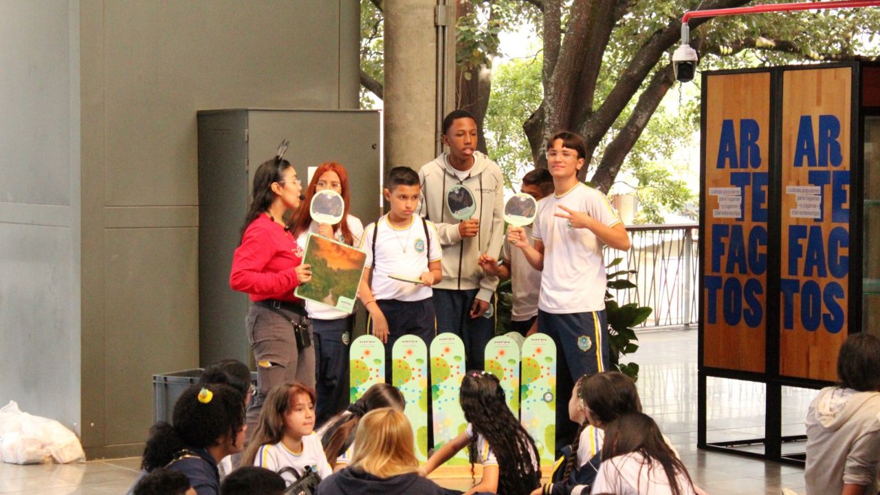 Escuelas inteligentes con ciencia y tecnología ya impactan a más de 7 mil estudiantes en Medellín