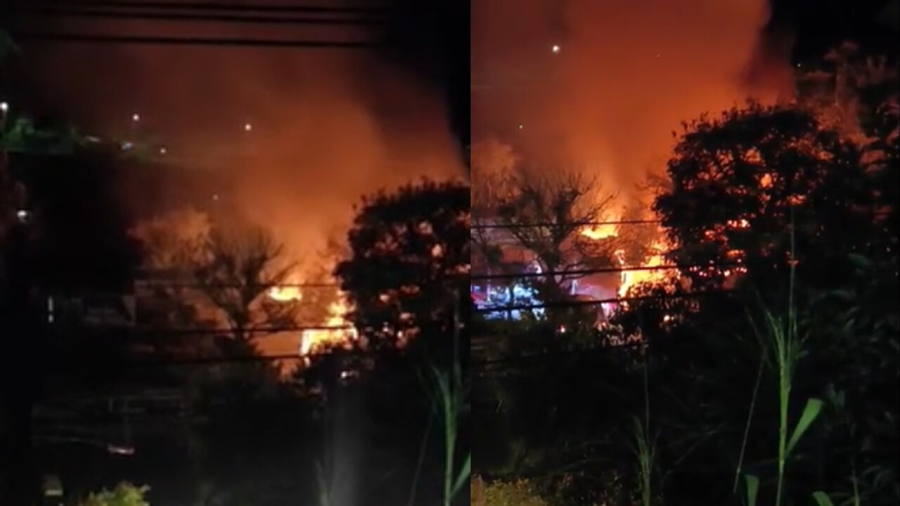 ¡Solo quedó «el recuerdo»! Voraz incendio en parqueadero de Barbosa acabó con algunos vehículos