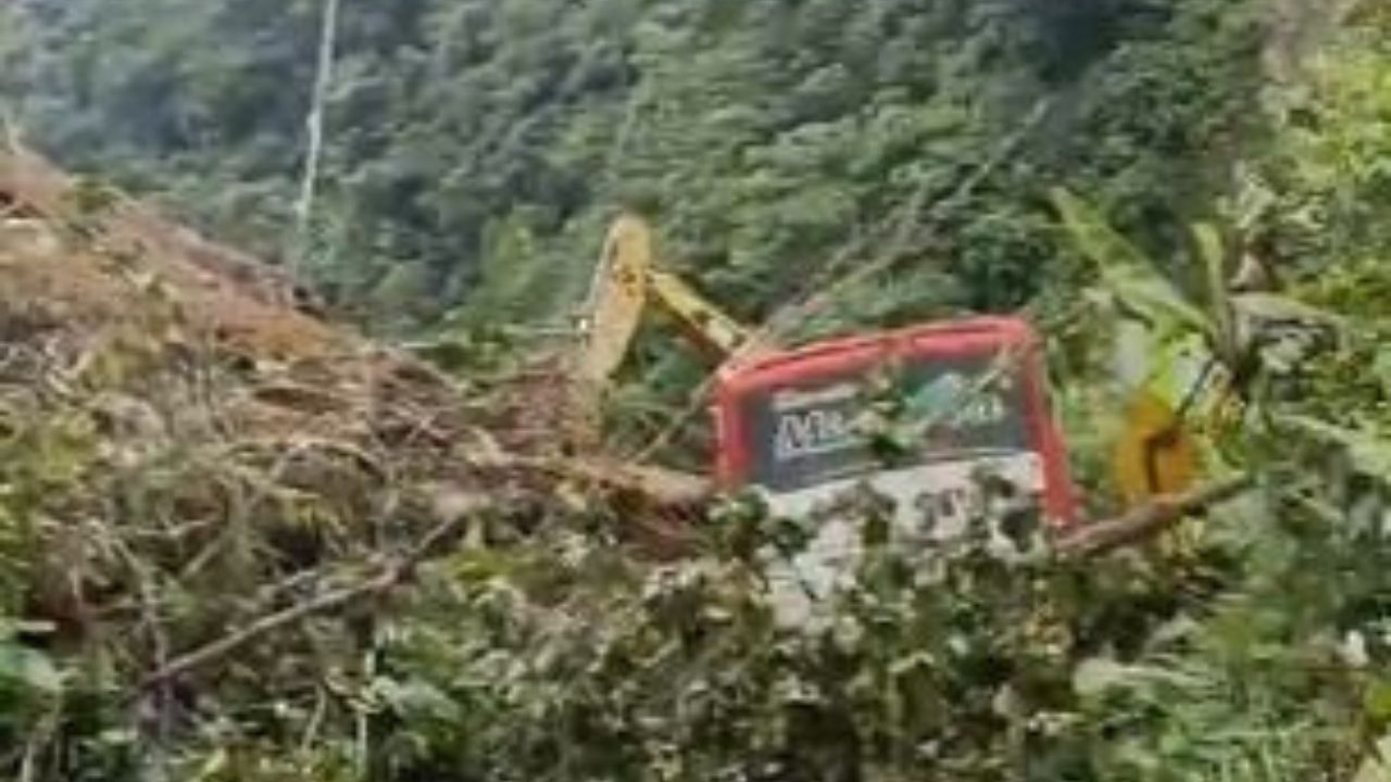 Deslizamiento de tierra casi arrastra bus en la vía Quibdó–Medellín