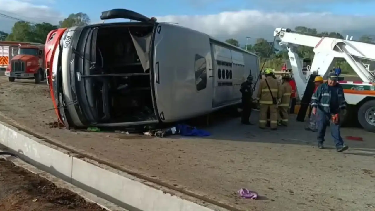 Tres muertos y 15 heridos deja volcamiento de bus en la vía Panamericana entre Popayán y Cali