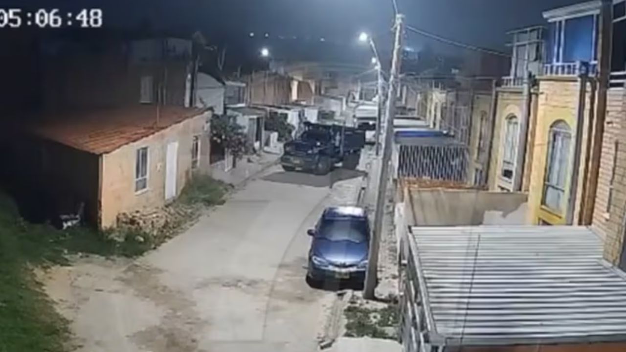 Así dejaron la volqueta bomba cerca al Batallón en Tunja: VIDEO muestra cómo los criminales huyeron