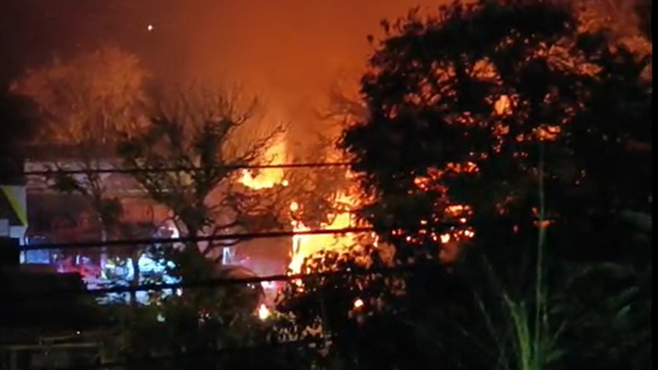 ¡Urgente! Voraz incendio en parqueadero de Barbosa ya consume varios carros