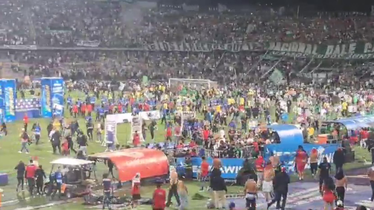 ¿Otra vez a recibir el título en tanqueta? Disturbios en el Atanasio: Hinchas del DIM invadieron la cancha