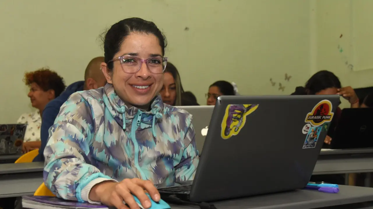 De la deserción a la graduación: 845 jóvenes terminaron bachillerato gracias a modelo flexible en Medellín