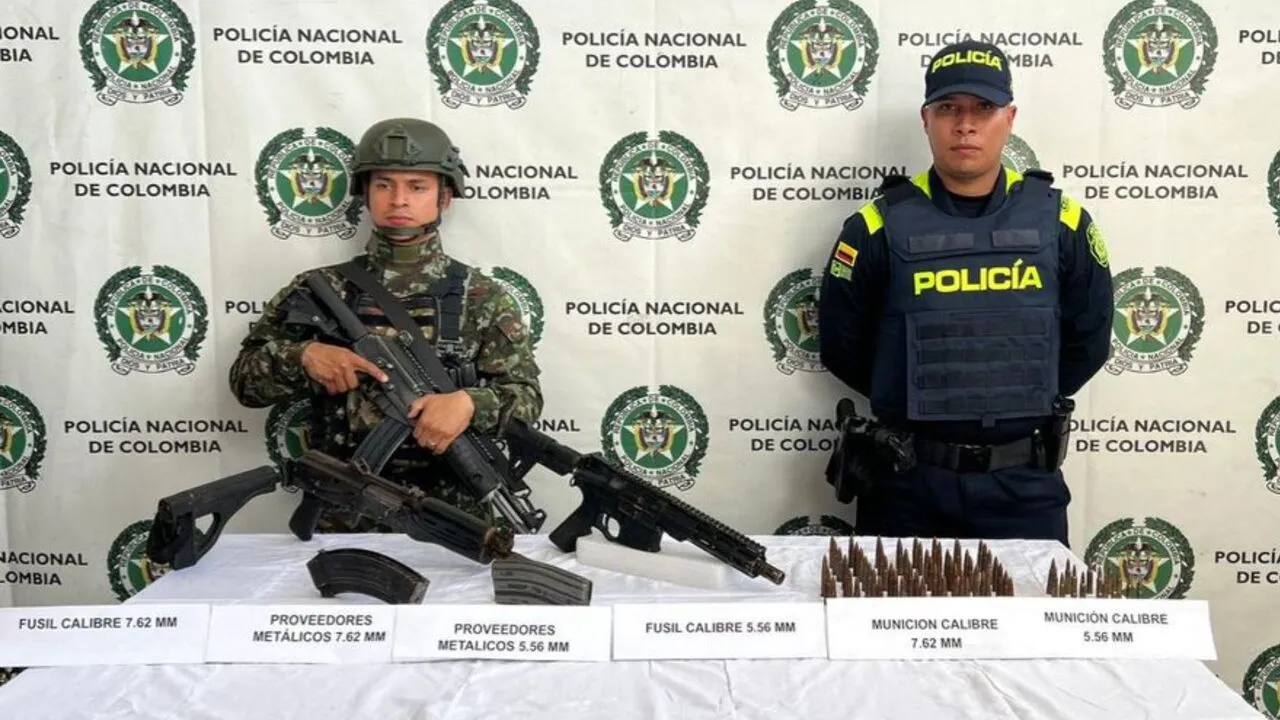 ¡Doble golpe en Támesis! Autoridades incautan dos fusiles de alto poder y capturan a un hombre con drogas y prendas militares