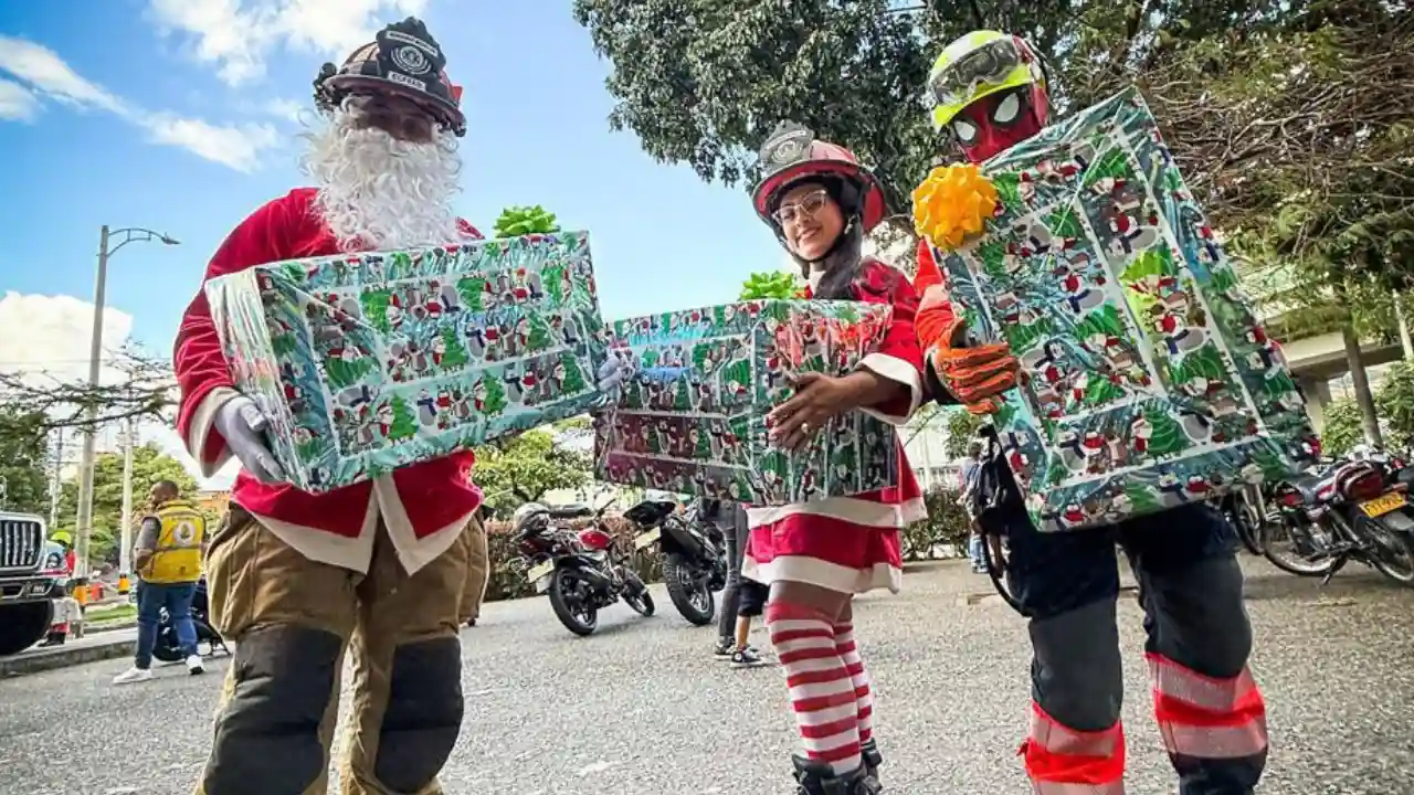 Bomberos bajaron por las ventanas del Hospital Infantil y llevaron alegría navideña a niños hospitalizados