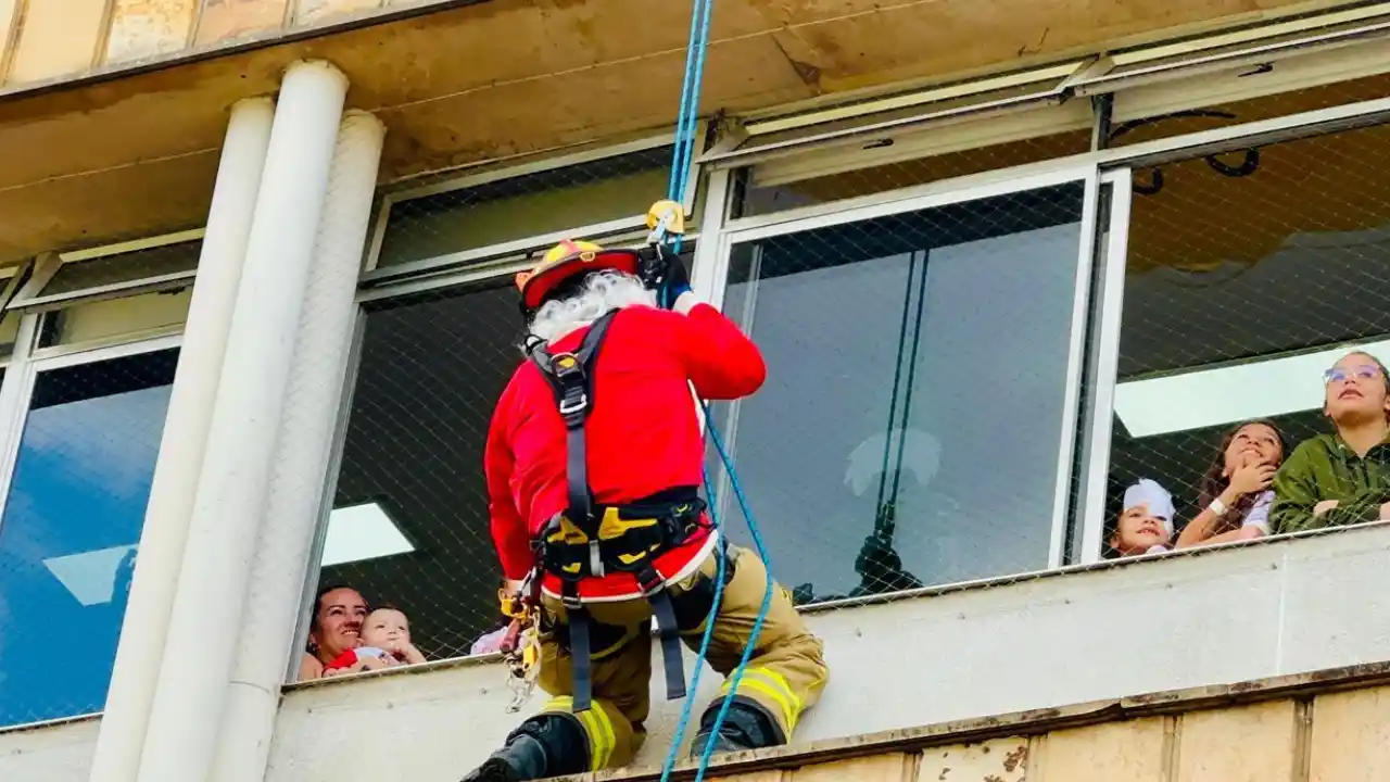 Bomberos bajaron por las ventanas del Hospital Infantil y llevaron alegría navideña a niños hospitalizados