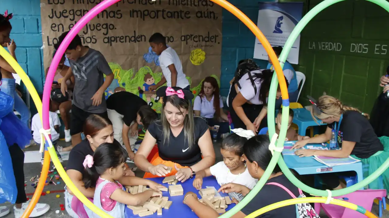 'El hambre no sale de vacaciones': Buen Comienzo asegura alimento y apoyo a niños en Medellín durante diciembre