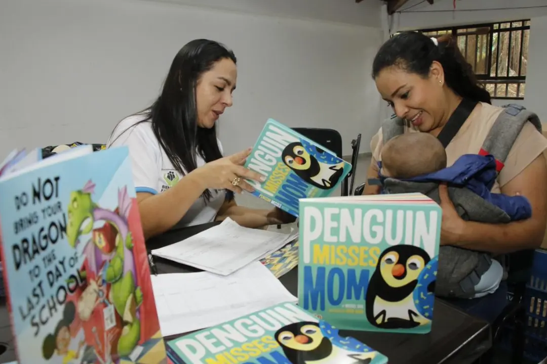 Medellín impulsa la primera infancia con libros en inglés y apoyo alimentario en Buen Comienzo