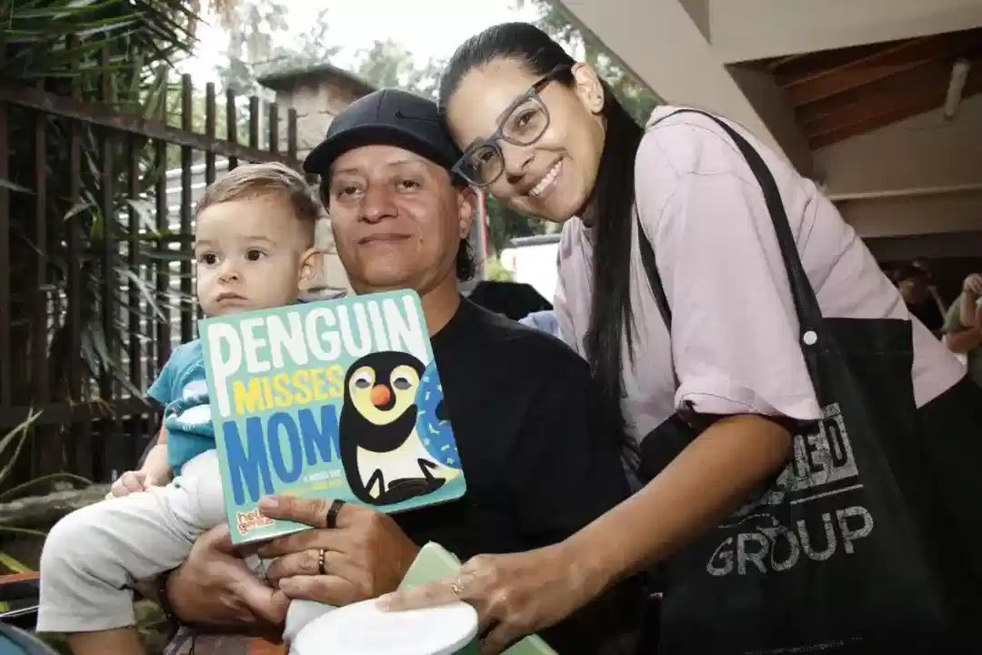 Medellín impulsa la primera infancia con libros en inglés y apoyo alimentario en Buen Comienzo