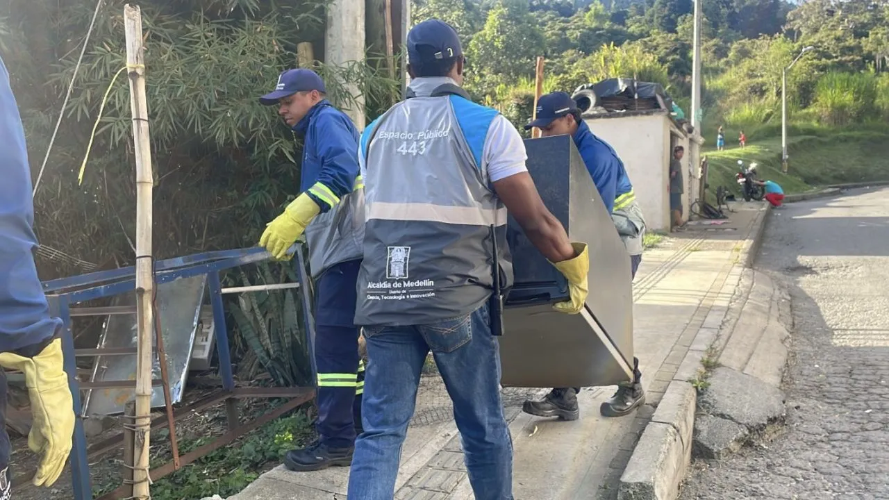 ¡Medellín más segura! Autoridades desmontan más de 13.000 cambuches en puntos críticos de la ciudad