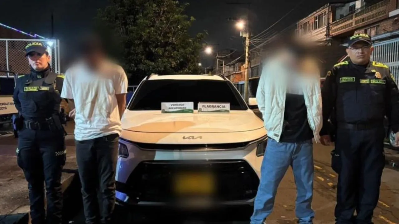 ¡Se les apagó el carro en plena huida! Capturan a dos delincuentes que robaron a conductor de plataforma en Engativá