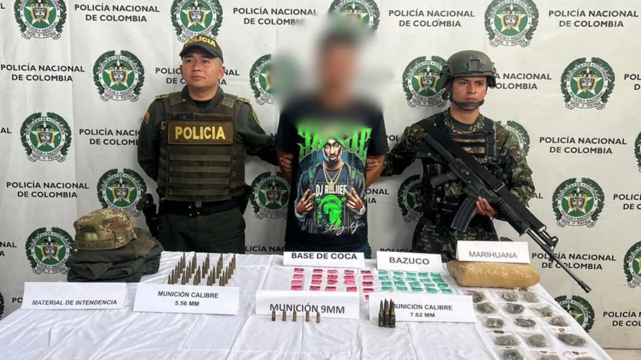 ¡Doble golpe en Támesis! Autoridades incautan dos fusiles de alto poder y capturan a un hombre con drogas y prendas militares