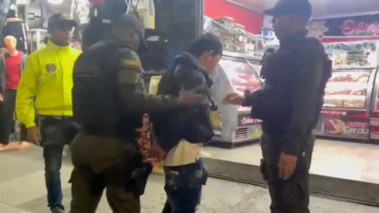 ¡Iba por la plata y terminó esposado! Capturan en flagrancia a un extorsionista de comerciantes en Kennedy