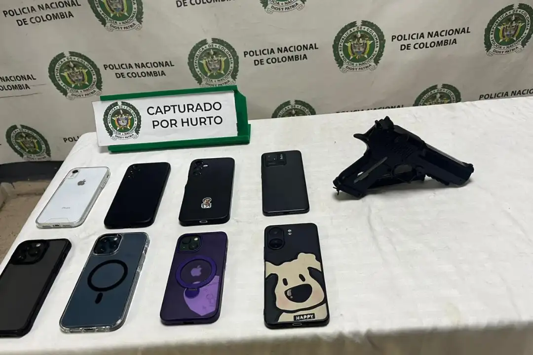Cayeron en Laureles: cuatro presuntos ladrones armados y recuperan ocho celulares robados