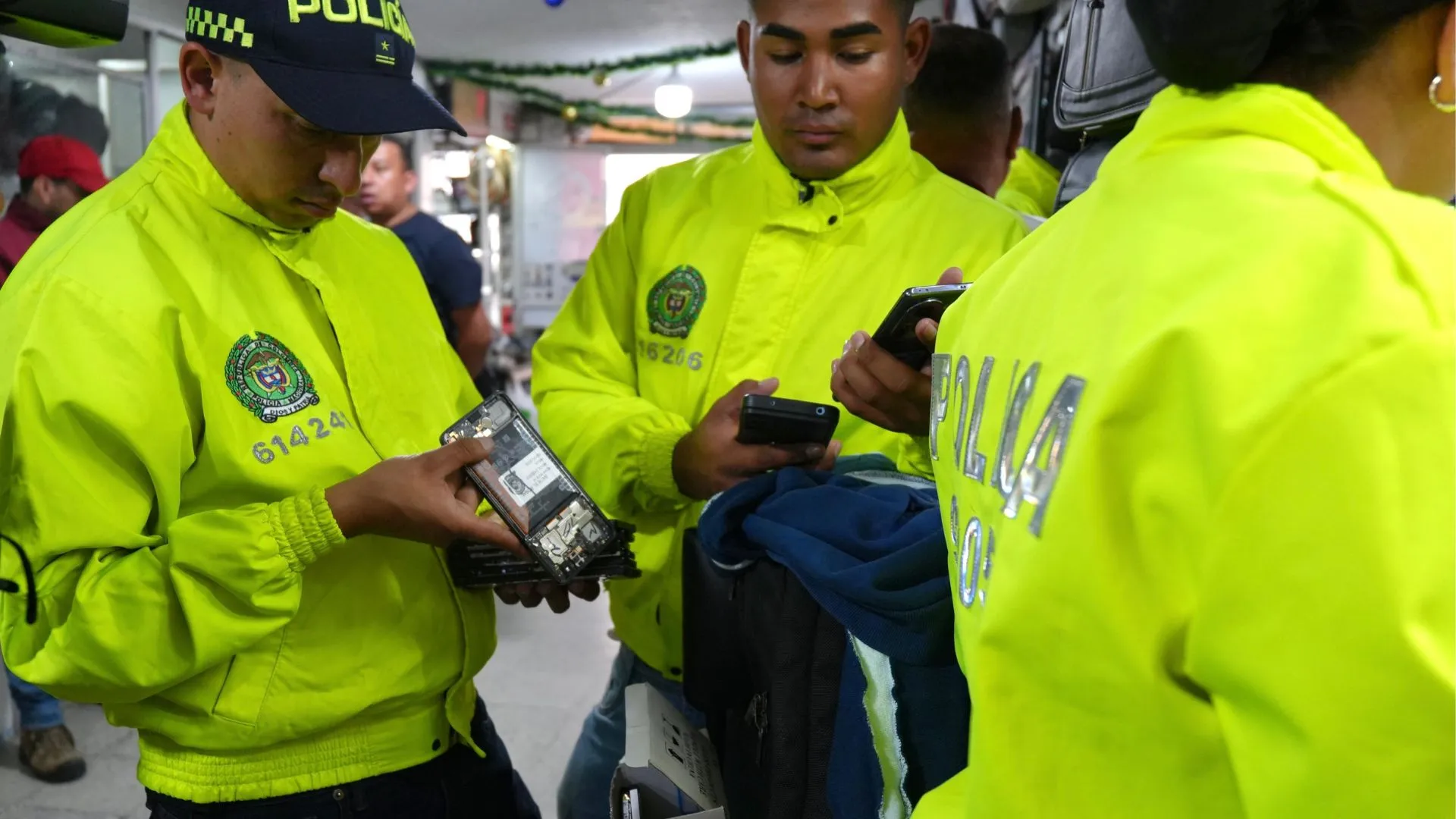 Operativo en San Victorino: incautran más de 40 celulares robados y alterados en el centro de Bogotá
