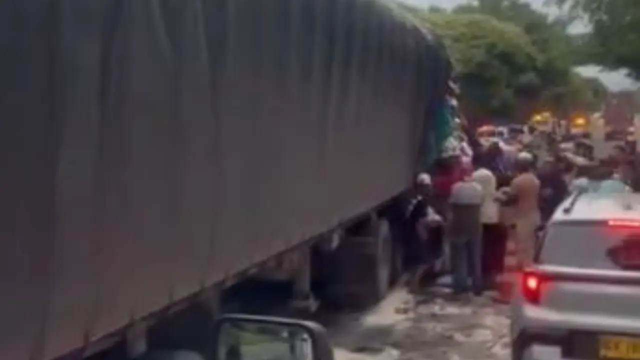 Fatal accidente en la vía Tuluá–Buga: el conductor murió y la comunidad saqueó la mercancía