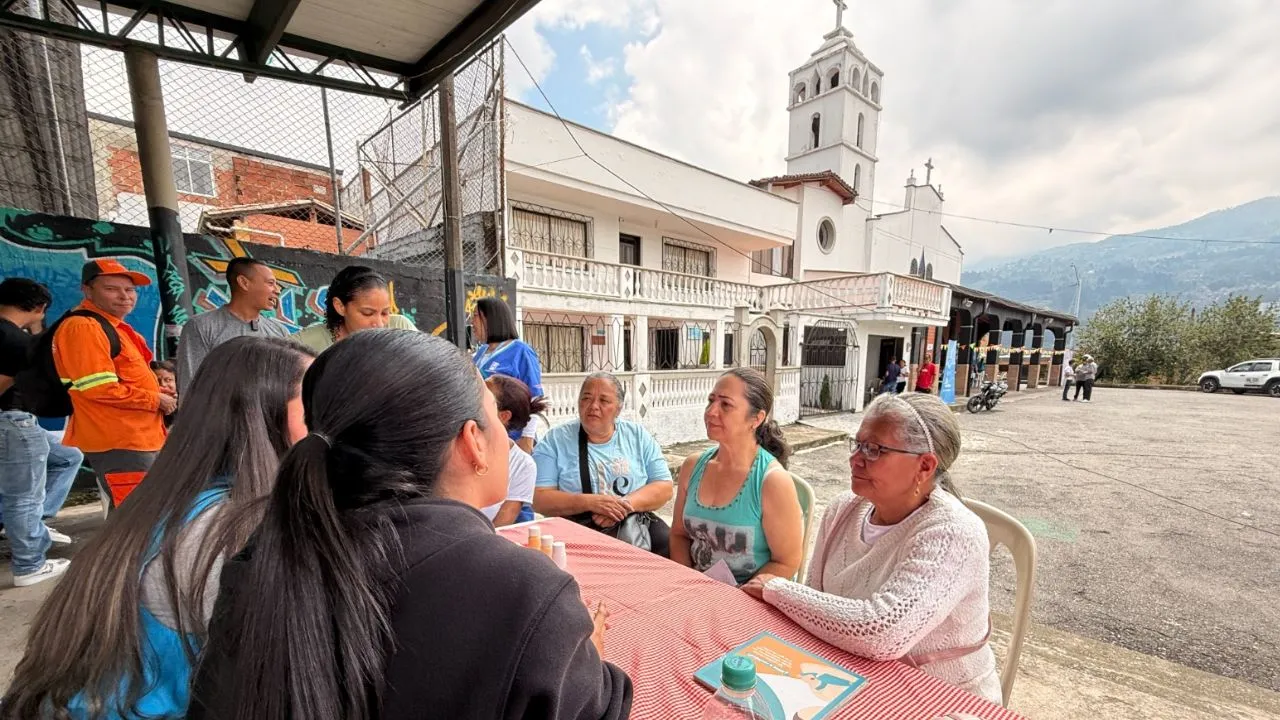 ¡Espacios públicos renovados! Medellín realizó 176 intervenciones de limpieza y ferias comunitarias en sus corregimientos