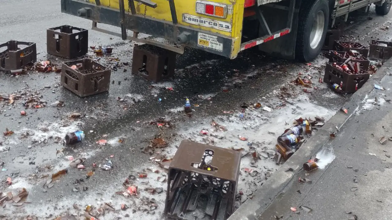 Camión derramó su carga de cervezas tras el puente de la Madre Laura
