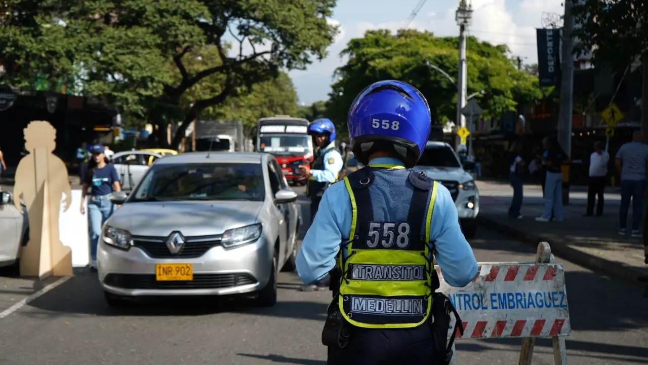¡Ni una copa al volante! 'Garrafael' llega a Medellín para reforzar campaña contra la embriaguez