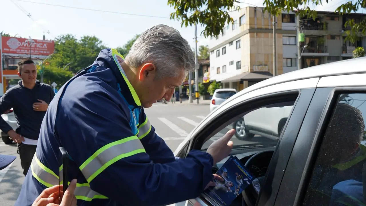 ¡Ni una copa al volante! 'Garrafael' llega a Medellín para reforzar campaña contra la embriaguez
