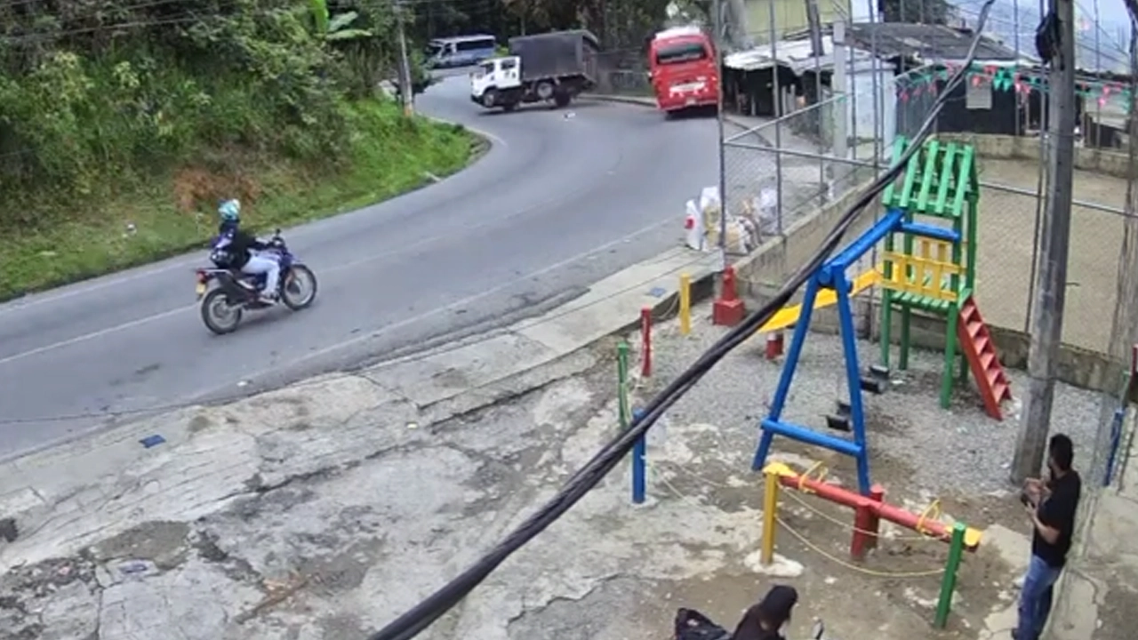 Iba arriando al camión o sin frenos Revelan video del grave accidente en Santa Elena bus se llevó una casa