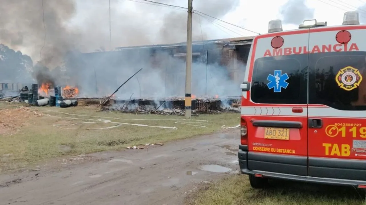 Incendio de grandes proporciones consume una reconocida colchonería en Marinilla; hay cuatro heridos leves