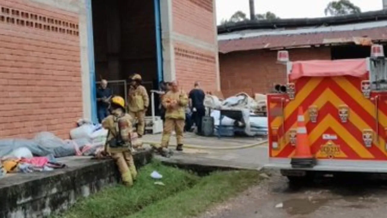 Incendio de grandes proporciones consume una reconocida colchonería en Marinilla; hay cuatro heridos leves