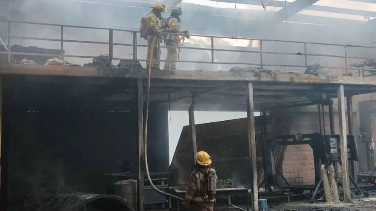 Incendio de grandes proporciones consume una reconocida colchonería en Marinilla; hay cuatro heridos leves