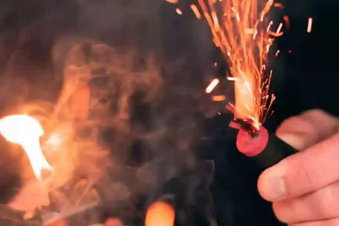 ¡Los paisas no sueltan la pólvora! Amputaciones y quemaduras en menores marcan el reporte en Medellín