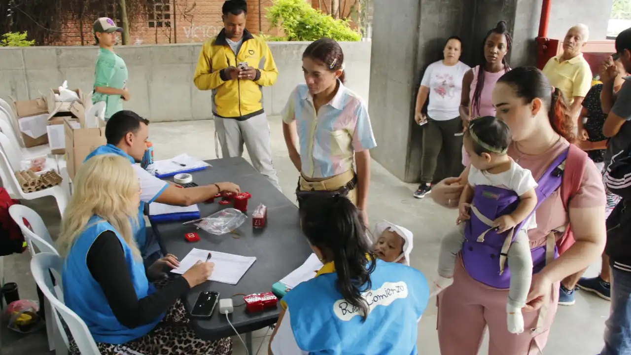 Más de 17 mil kits para bebés y gestantes: así quiere Medellín fortalecer la primera infancia