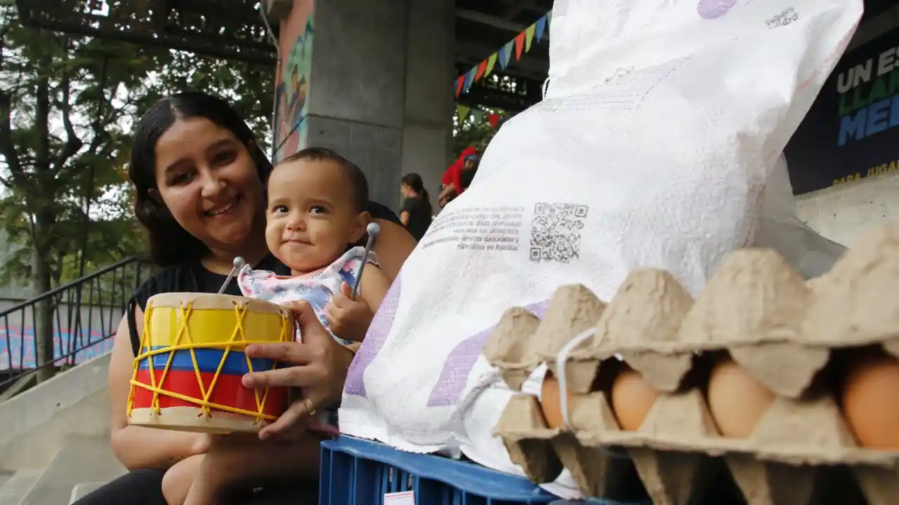 Más de 17 mil kits para bebés y gestantes: así quiere Medellín fortalecer la primera infancia