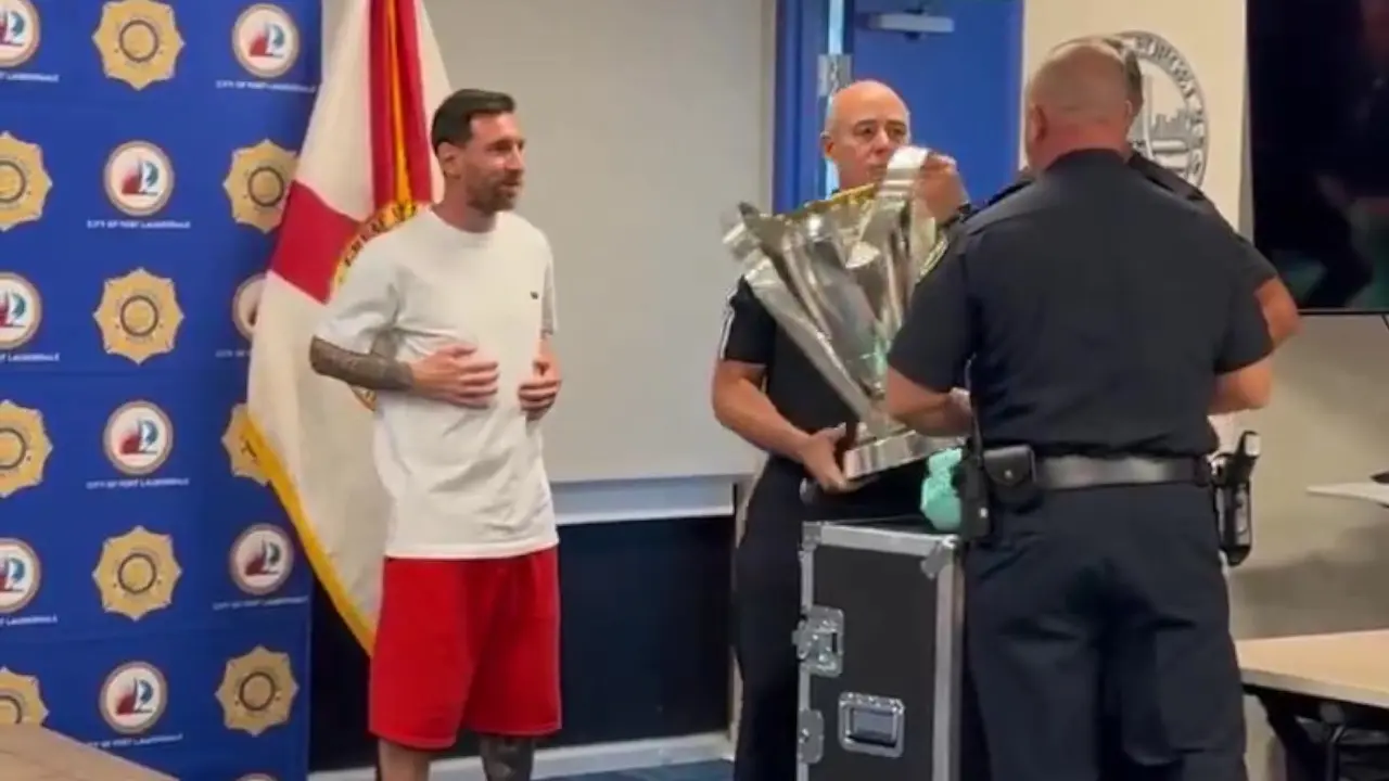 Lionel Messi sorprende a la Policía de Fort Lauderdale con el trofeo de la MLS