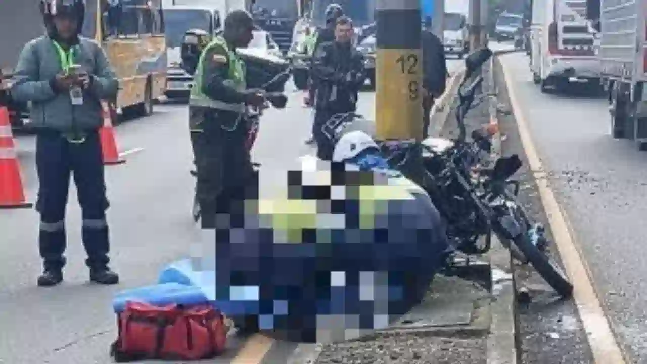 Motociclista murió tras perder el control y chocar contra poste en la autopista Medellín – Bogotá