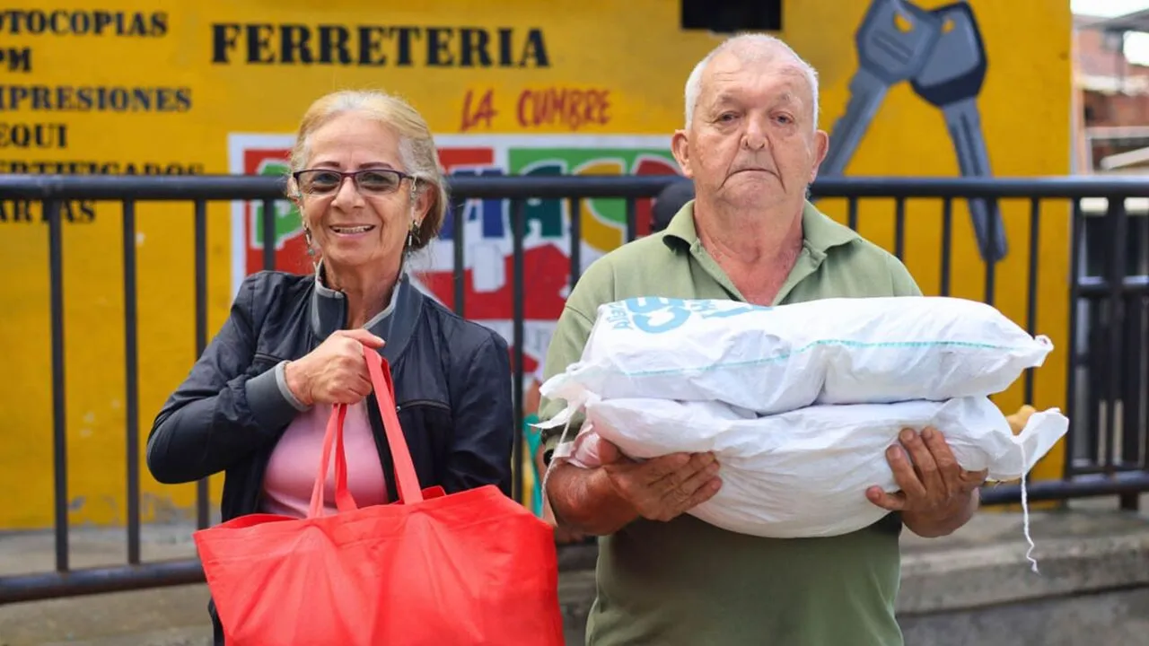 ¡Medellín refuerza su lucha contra el hambre! Más de 29.000 hogares recibieron paquetes alimentarios durante el año
